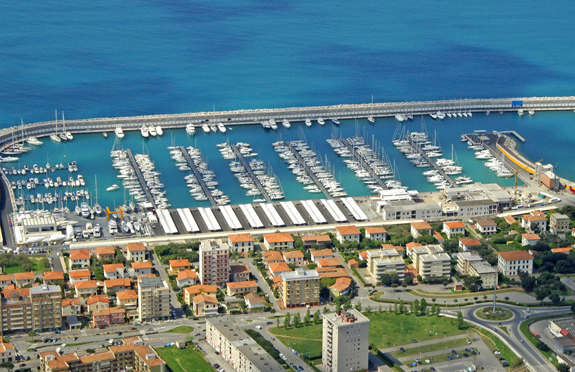 Porto turistico Cala de' Medici - Ormeggi e posti barca Porto turistico Cala de' Medici - Ormeggi e posti barca